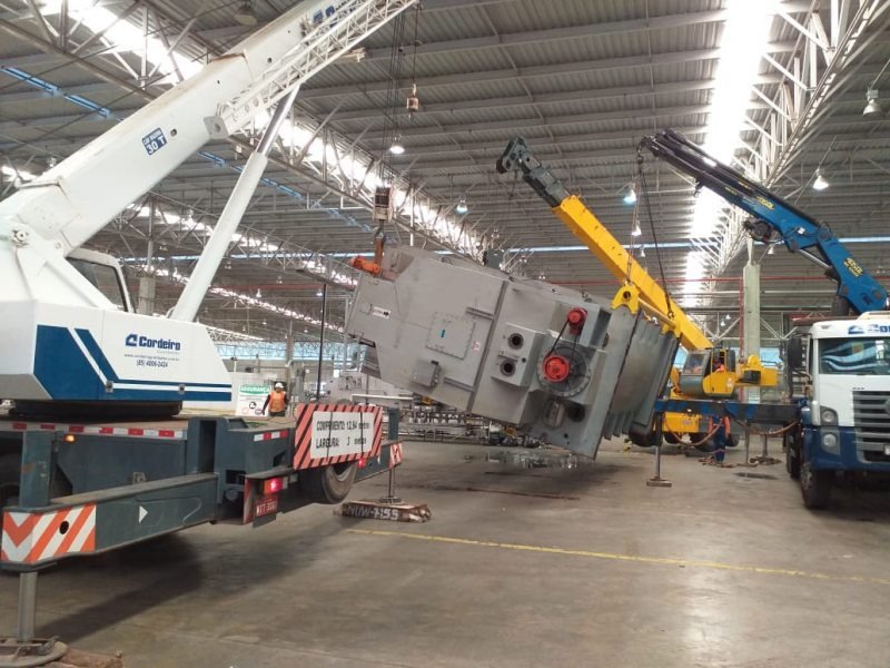 Equipamento de envase sendo preparado para içamento